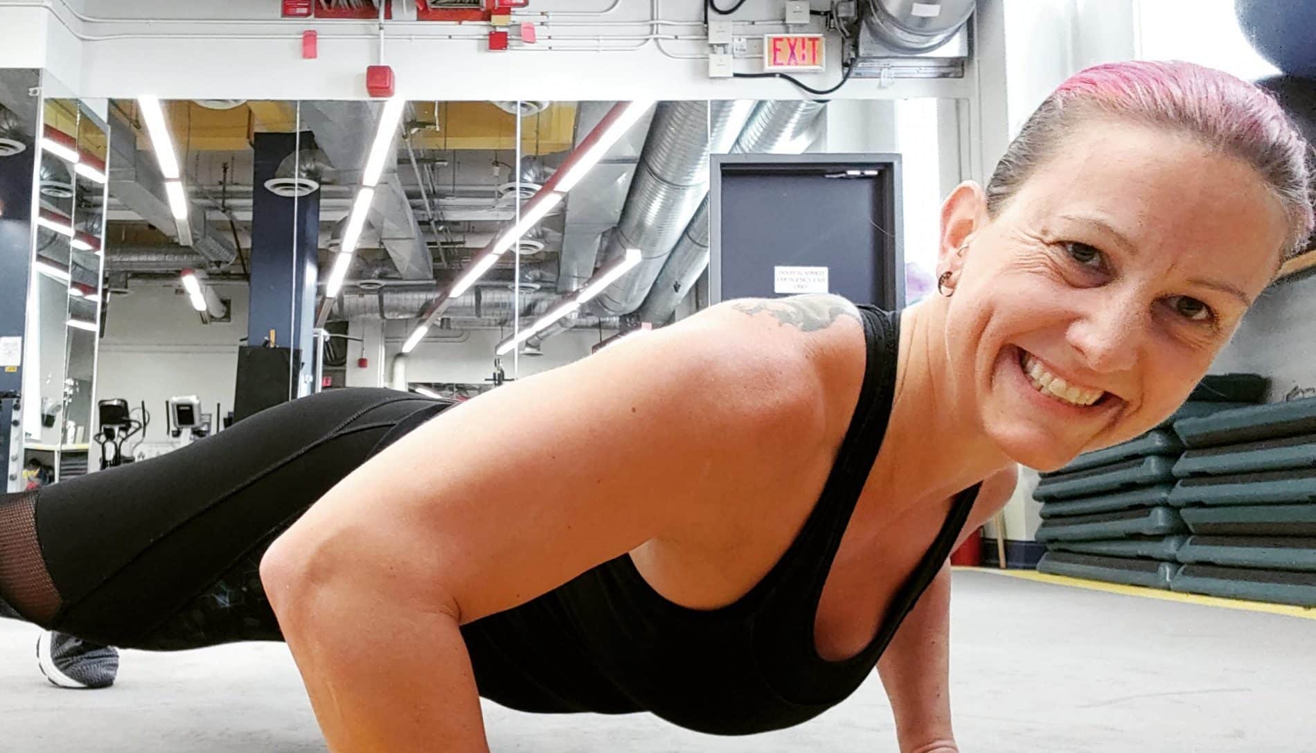 fitness trainer Milica holding a pushup position